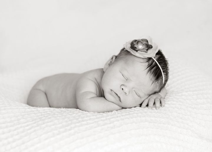 Черно-белое фото новорожденной девочки