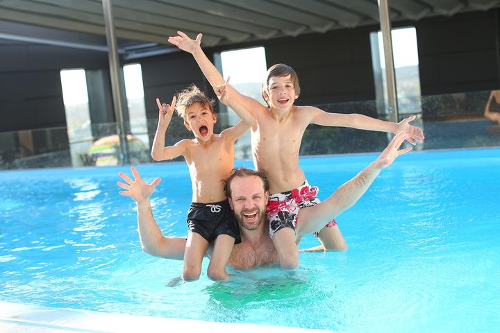 Отец с сыновьями в бассейне