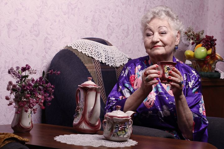 Бабушка пьет чай