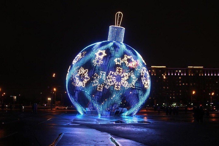 новогодний шар на улице города