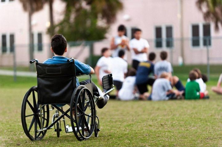 Ребенок в инвалидной коляске