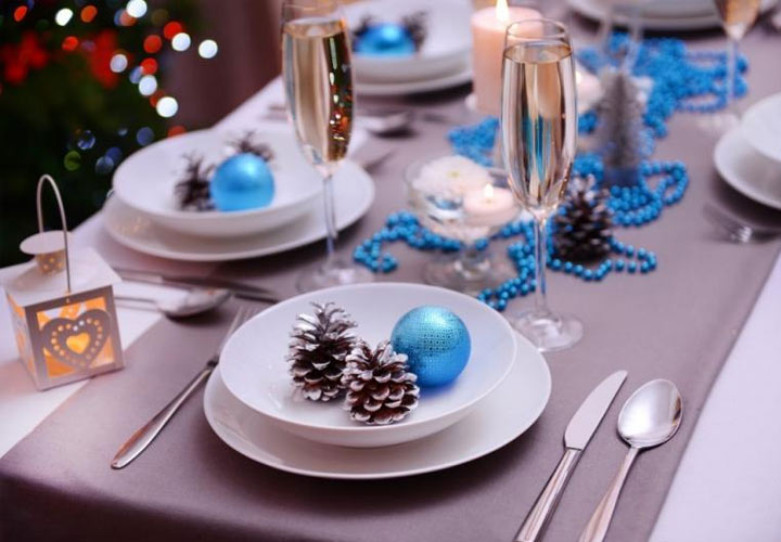 Сервировка новогоднего стола на 2021 год в бело-синей гамме