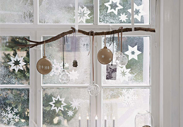 Украшение оконного проема в кабинете  на Новый Год 2021