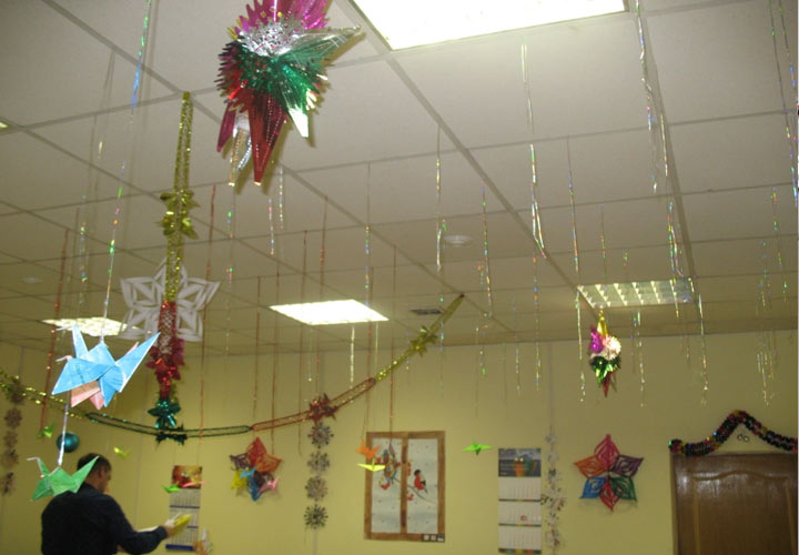 Украшение потолка в офисе на Новый Год 2021