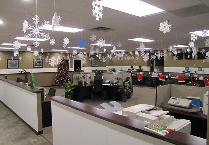 Украшение потолка в кабинете на Новый Год 2021