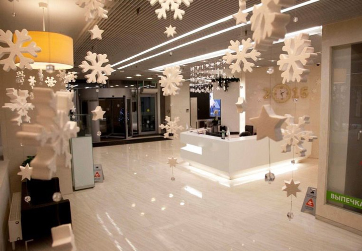 Декор офиса на Новый Год 2021 - украшение потолка