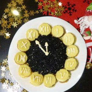 Салат куранты с четной икрой - декор новогоднего блюда на Новый Год 2021