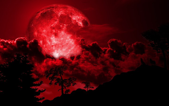 красная луна в небе