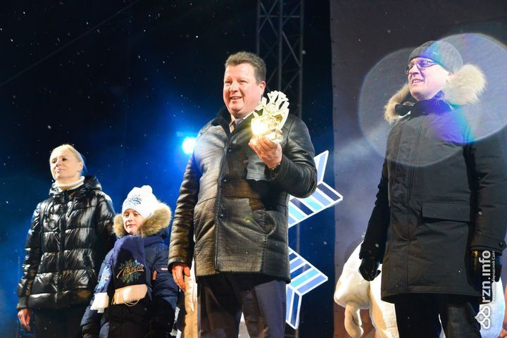 Губернатор Калуги получает хрустальную снежинку