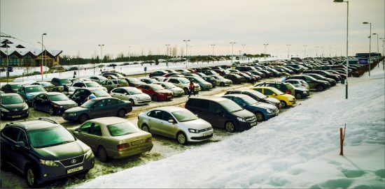 парковка с машинами в снегу