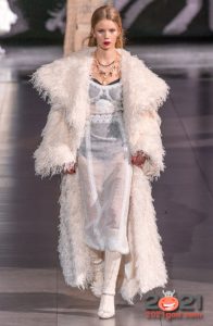 Модная белая шуба Dolce & Gabbana на 2021 год