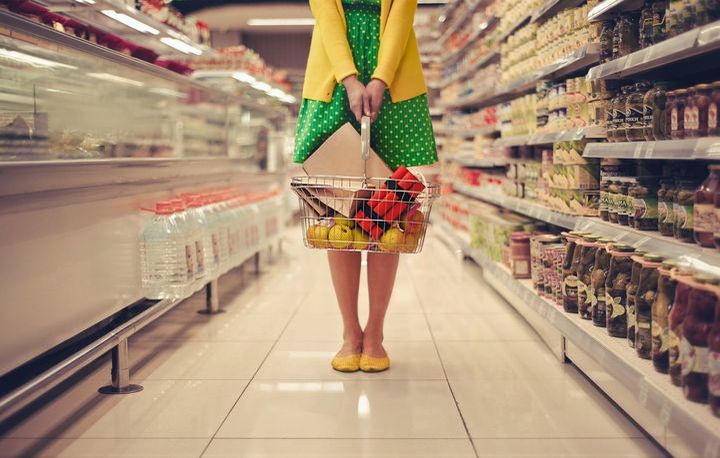 Девушка в супермаркете