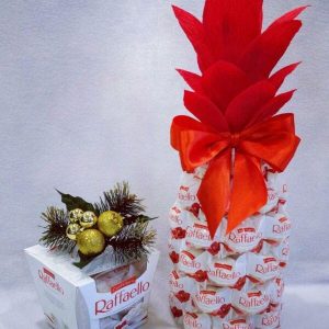Сладкие подарки на Новый год 2021 - ананас из рафаелло и шампанского