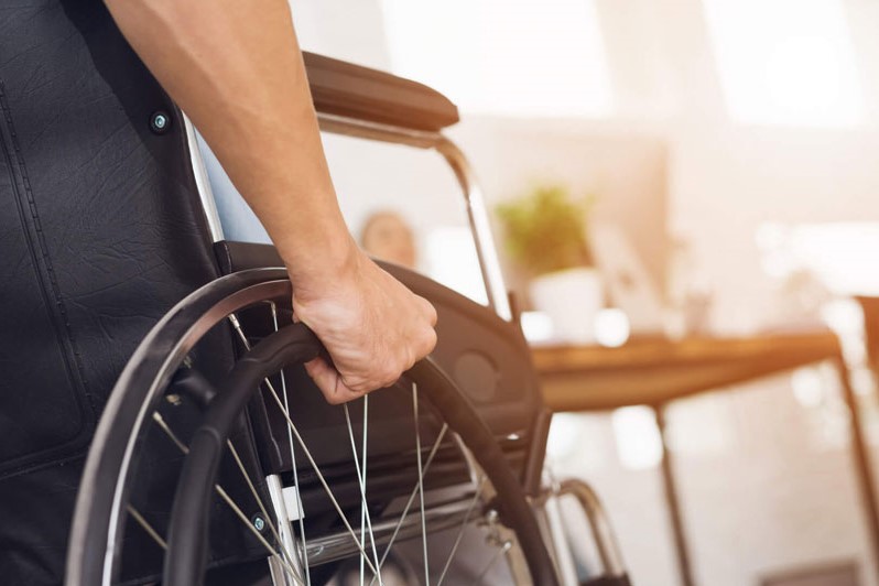 Человек в инвалидной коляске 