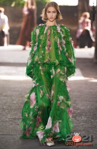 ода сезона весна-лето 2021 - длинные цветные прозрачные платья с рюшами